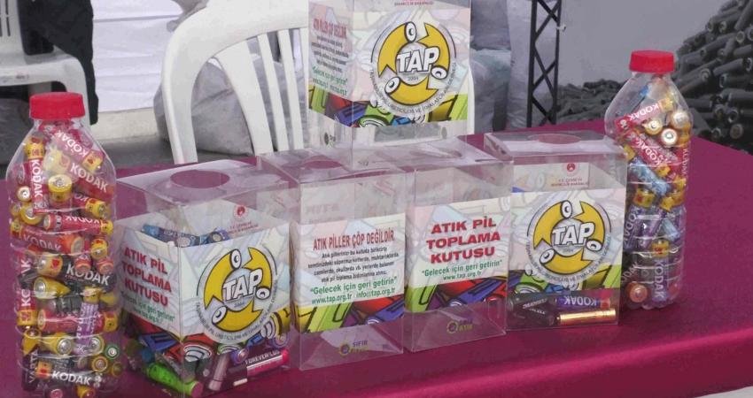 Manisa’da atık piller toplanıyor, fidanlar toprakla buluşturuluyor Manisa Büyükşehir Belediyesi, atık pillerin doğaya verdiği zararı azaltmak ve