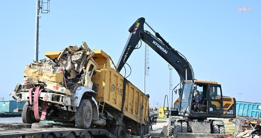 Manisa’da hurda ve sahipsiz araçlar, MKE’ye gönderildi Manisa Büyükşehir Belediyesi, kent estetiğini bozan ve güvenlik riski oluşturan