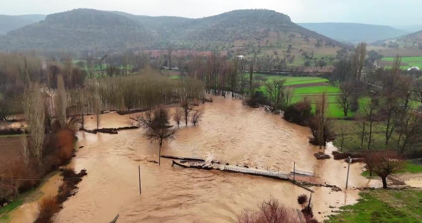 Mardin’de sağanak sele dönüştü: Köprü yıkıldı, tarım arazileri sular altında kaldı Mardin'in Artuklu ilçesinde etkili olan sağanak yağışların ardından debisi yükselen