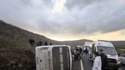 Mardin’in Midyat ilçesinde yolcu midibüsünün kontrolden çıkarak devrilmesi sonucu meydana
