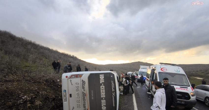 Mardin’in Midyat ilçesinde yolcu midibüsünün kontrolden çıkarak devrilmesi sonucu meydana