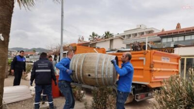 Marmaris Belediye Başkanı Acar Ünlü, Uzunyalı’da sezon öncesi incelemelerde bulunarak