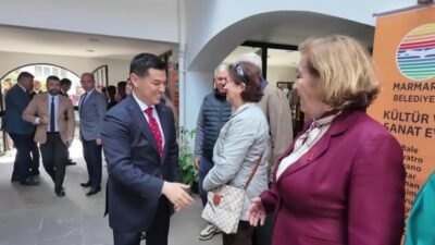 Marmaris Belediyesi’nin geleneksel bayramlaşma programında vatandaşlarla bir araya gelen Belediye