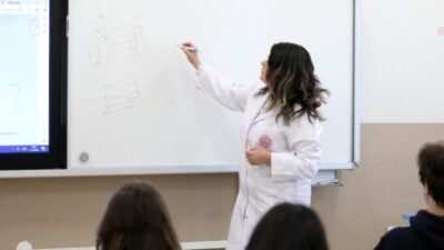 Millî Eğitim Bakanlığı kadrolarında görev yapan öğretmenlerin alan değişikliğine bağlı