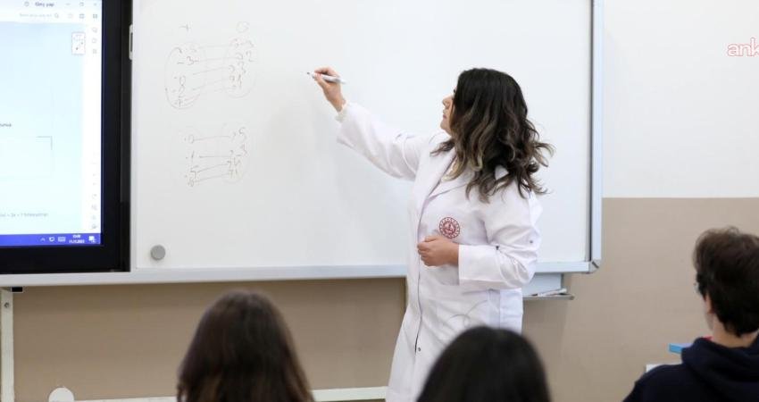 Millî Eğitim Bakanlığı kadrolarında görev yapan öğretmenlerin alan değişikliğine bağlı