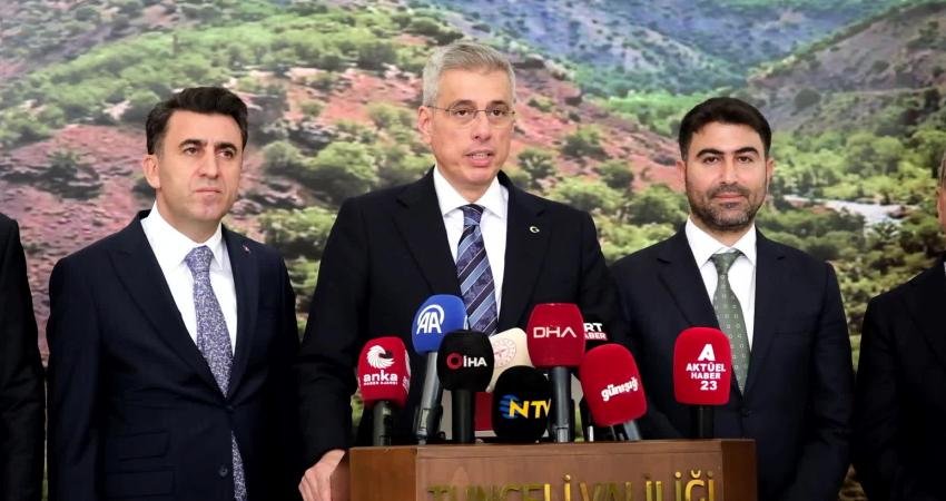 Memişoğlu Tunceli’de konuştu: “Sağlıklı yaşam kültürünü geliştirecek, sağlık hizmet sunumunu ön plana çıkaracak bir mevzuat çalışması yapıyoruz” Sağlık Bakanı Kemal Memişoğlu, Tunceli’de düzenlenen "Sağlıklı Türkiye Yüzyılı Sağlık