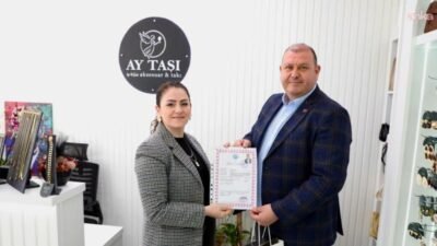 Menderes Belediye Başkanı İlkay Çiçek, eşi Melek Çiçek’in yeni iş