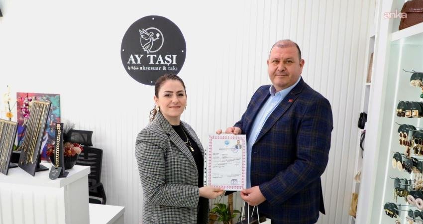 Menderes Belediye Başkanı Çiçek’ten anlamlı ziyaret Menderes Belediye Başkanı İlkay Çiçek, eşi Melek Çiçek’in yeni iş