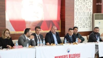 Menderes’te muhtarlar toplantısı yapıldı Menderes Belediye Başkanı İlkay Çiçek, ilçenin muhtarları ile kahvaltılı toplantıda