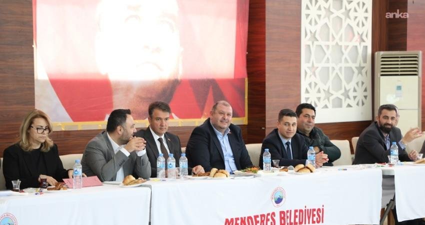 Menderes’te muhtarlar toplantısı yapıldı Menderes Belediye Başkanı İlkay Çiçek, ilçenin muhtarları ile kahvaltılı toplantıda