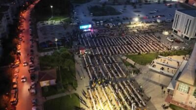 Merkezefendi Belediyesi’nin mahalle iftarları kapsamında Karahasanlı Mahallesi’nde kurduğu iftar sofrası,