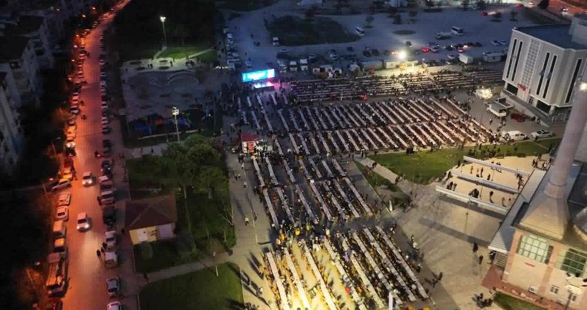 Merkezefendi Belediyesi’nin mahalle iftarları kapsamında Karahasanlı Mahallesi’nde kurduğu iftar sofrası,