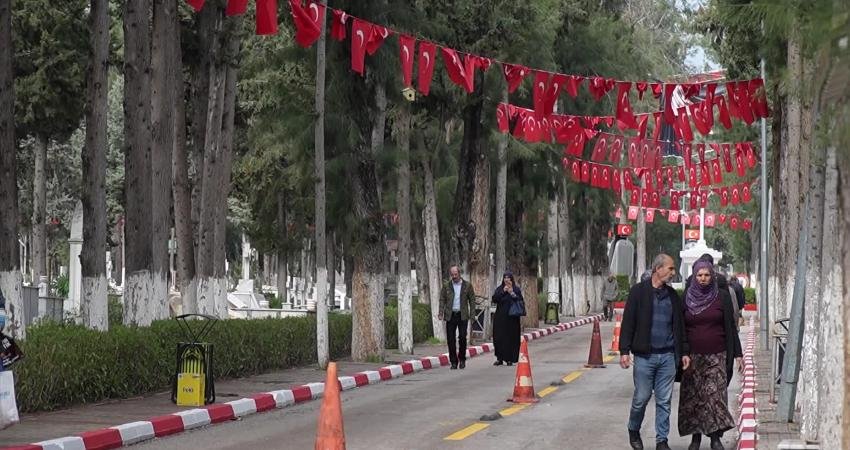 Mersin Büyükşehir Belediyesi, mezarlık ziyaretlerinde vatandaşları yalnız bırakmıyor Mersin Büyükşehir Belediyesi Mezarlık İşleri Dairesi Başkanlığı, “Kaybımız Bir Kalbimiz