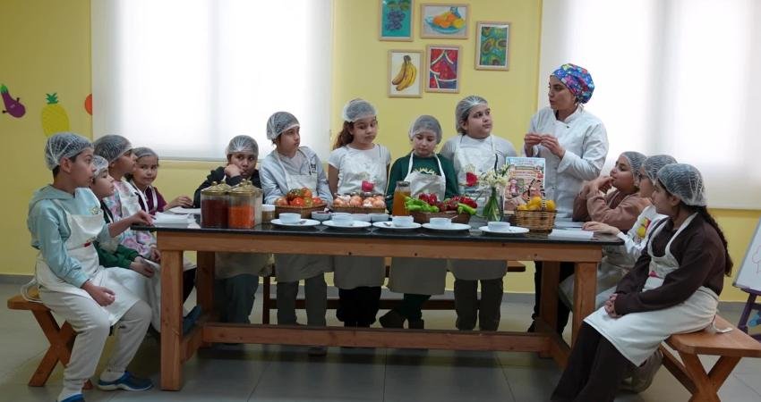 Mersin Büyükşehir Belediyesi’nin Mutfak Atölyesi’nde çocuklar yeni beceriler kazanıyor Mersin Büyükşehir Belediyesi Kadın ve Aile Hizmetleri Dairesi Başkanlığı bünyesinde