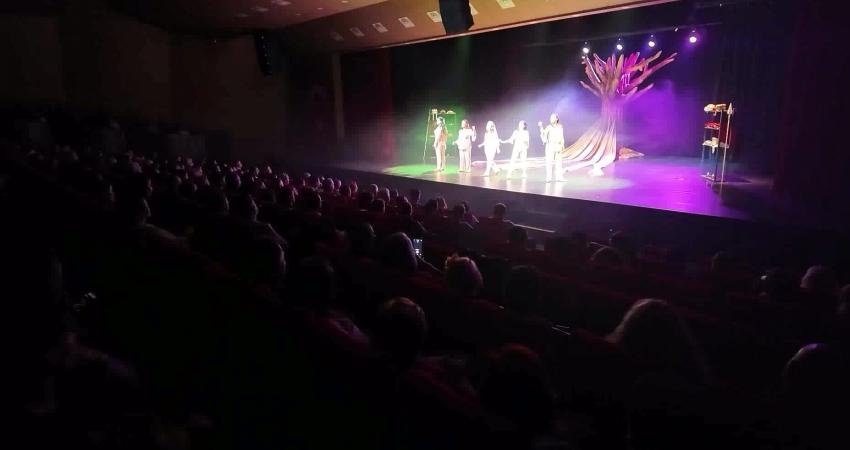 Mersin Şehir Tiyatrosu, binlerce seyirci ile ‘27 Mart Dünya Tiyatro Günü’nü kutlamanın gururunu yaşıyor Çeyrek asırlık bir geçmişe sahip olan Mersin Büyükşehir Belediyesi Kültür,