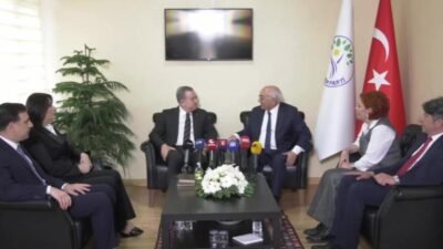 MHP’den DEM Parti’ye bayram ziyareti… DEM Partili Türkdoğan: “Sayın Öcalan’ın rolünün teslim edilmesini bekliyoruz” MHP heyeti, DEM Parti'ye bayram ziyaretinde bulundu. DEM Parti Eş Genel