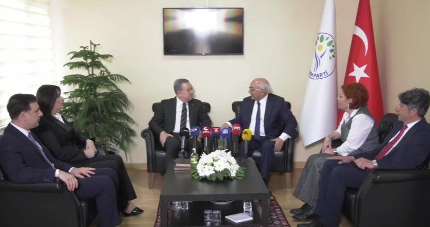 MHP’den DEM Parti’ye bayram ziyareti… DEM Partili Türkdoğan: “Sayın Öcalan’ın rolünün teslim edilmesini bekliyoruz” MHP heyeti, DEM Parti'ye bayram ziyaretinde bulundu. DEM Parti Eş Genel