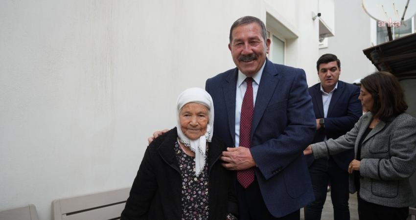 Milas Belediye Başkanı Topuz’dan ileri yaştaki vatandaşlara ziyaret Milas Belediye Başkanı Fevzi Topuz, Yaşlılara Saygı Haftası dolayısıyla ilçede