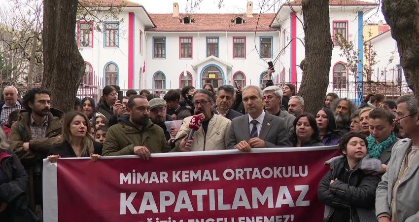Mimar Kemal Ortaokulu Velileri Dayanışma Platformu: “Yaşananlar bir ‘düzenleme’ değil, öğrencilere ve öğretmenlere açık bir eziyettir” Mimar Kemal Ortaokulu Velileri Dayanışma Platformu ve CHP Milli Eğitim