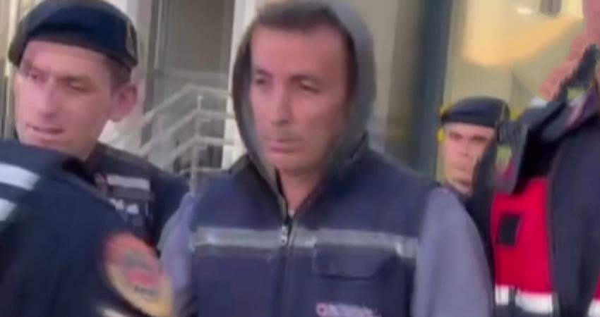 Muğla’da eşini bıçaklayarak öldüren zanlı tutuklandı Muğla’nın Kavaklıdere ilçesinde 8 Mart Dünya Kadınlar Günü'nde eşini bıçaklayarak