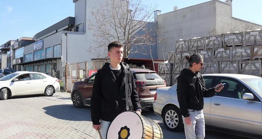 Muğla’da kadına şiddete karşı farkındalık etkinlikleri: Tellallar sokakta, şiddetin son bulması için “ferman” okudu, sokak tiyatrosu sahnelendi Muğla’nın Menteşe ilçesinde 8 Mart Dünya Emekçi Kadınlar Günü kapsamında