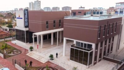 Muratpaşa Belediyesi, Hacı Bektaş Veli Kültür Merkezi’nde tiyatro ve bağlama