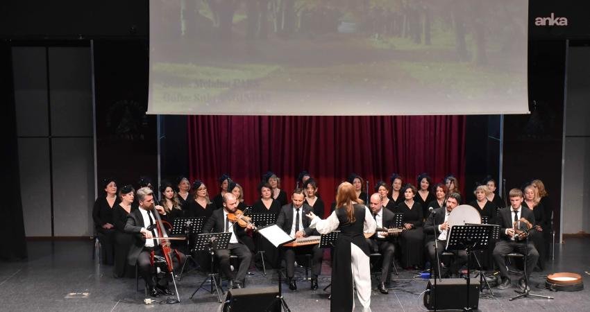 Muratpaşa Belediyesi Türk Sanat Müziği Korosu, belediyenin konferans salonunda düzenlenen
