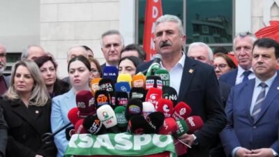 Bursa Büyükşehir Belediyesi Başkanı Mustafa Bozbey’in gözaltına alınması belediye önünde