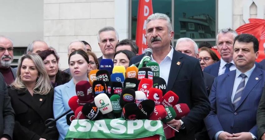 CHP Bursa İl Başkanı Nihat Yeşiltaş: “Tüm Bursalıları kendi iradesine sahip çıkmaya davet ediyoruz” Bursa Büyükşehir Belediyesi Başkanı Mustafa Bozbey’in gözaltına alınması belediye önünde