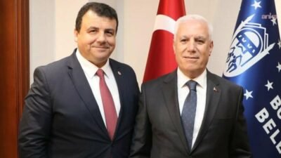 Mustafa Bozbey’in gözaltına alınması… Hasan Öztürk: “Bursa’nın iradesine de bu ülkenin demokrasisine de sahip çıkacağız” CHP Bursa Milletvekili Hasan Öztürk, vatandaşları Bursa Büyükşehir Belediyesi önünde