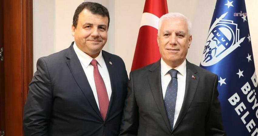 Mustafa Bozbey’in gözaltına alınması… Hasan Öztürk: “Bursa’nın iradesine de bu ülkenin demokrasisine de sahip çıkacağız” CHP Bursa Milletvekili Hasan Öztürk, vatandaşları Bursa Büyükşehir Belediyesi önünde