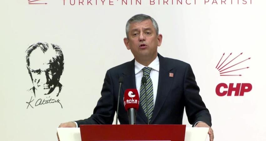 Özgür Özel: “Mafya mısınız siz? Bu millete böyle bir diklenme nedir” CHP Genel Başkanı Özgür Özel, partisinin genel merkezinde yaptığı açıklamada