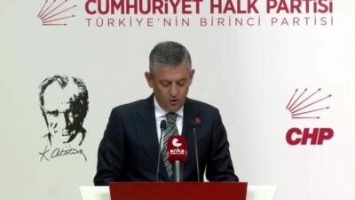 CHP Genel Başkanı Özgür Özel, partisinin genel merkezinde, CHP'li Bursa