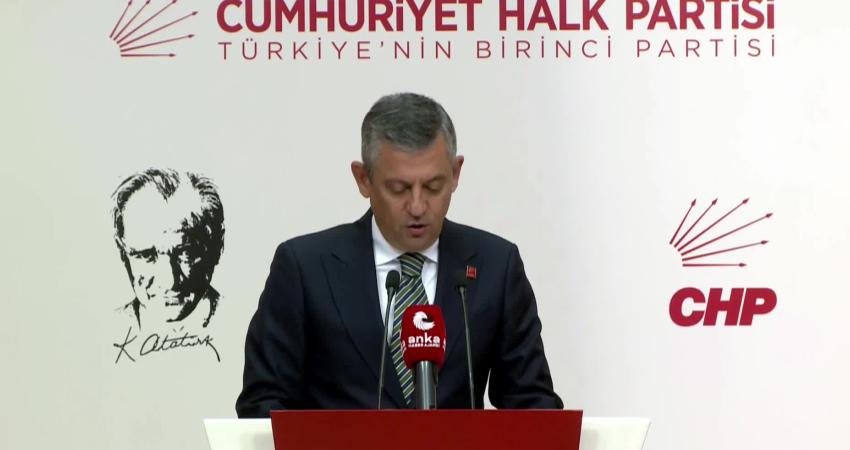 Mustafa Bozbey’in gözaltına alınması… Özgür Özel: “Milletin seçtiği birinci partiye balta çektiler” CHP Genel Başkanı Özgür Özel, partisinin genel merkezinde, CHP'li Bursa