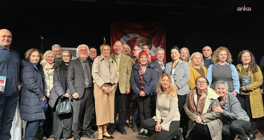 Nürnberg’de “Mavi Vatan ve Türkiye’nin Jeopolitiği” konferansı düzenlendi Nürnberg’de düzenlenen “Mavi Vatan ve Türkiye’nin Jeopolitiği” konferansında konuşan emekli