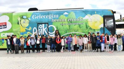 Mamak Belediyesi’nin Gökçeyurt Ekolojik Köy’de düzenlediği eğitimlerde öğrenciler doğa, arıcılık