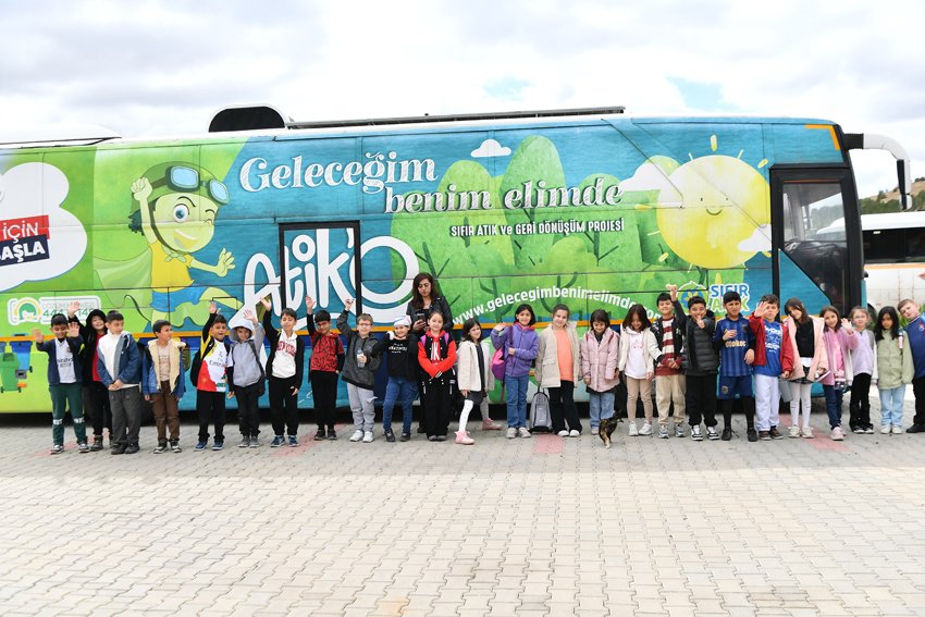 Mamak Belediyesi’nin Gökçeyurt Ekolojik Köy’de düzenlediği eğitimlerde öğrenciler doğa, arıcılık