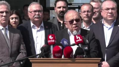  CHP'liler, Kuşadası Belediye Başkanı Ömer Günel'in gözaltına alınmasını belediye önünde toplanarak,