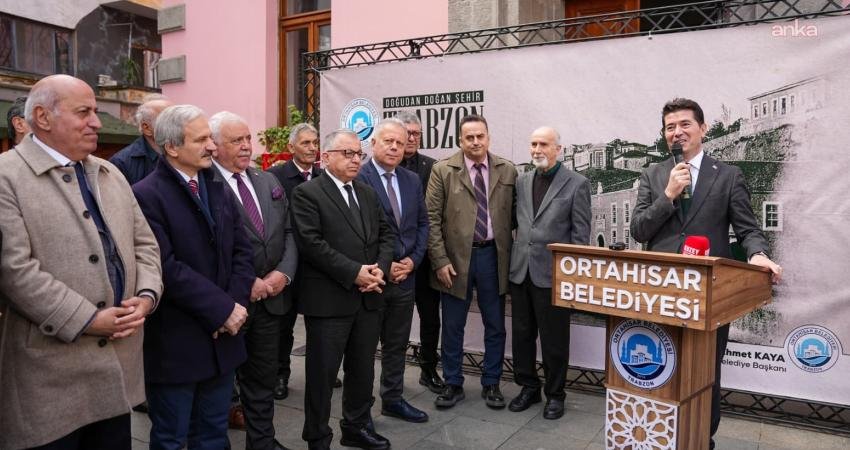 Ortahisar Belediyesi’nden kentin kültür hayatına katkı… “Doğudan Doğan Şehir: Trabzon” isimli eser tanıtıldı Ortahisar Belediyesi, Trabzon’un geçmişine ışık tutan 200 adet nadir fotoğrafı