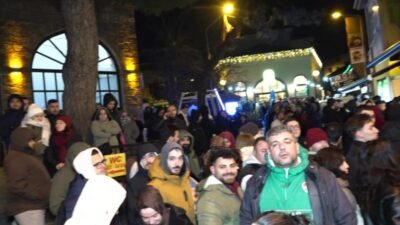 Osmangazi Belediye Başkanı Erkan Aydın, Bursa’nın tarihi Abdal Meydanı’nda vatandaşlarla