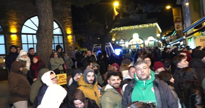 Osmangazi Belediye Başkanı Erkan Aydın, Bursa’nın tarihi Abdal Meydanı’nda vatandaşlarla