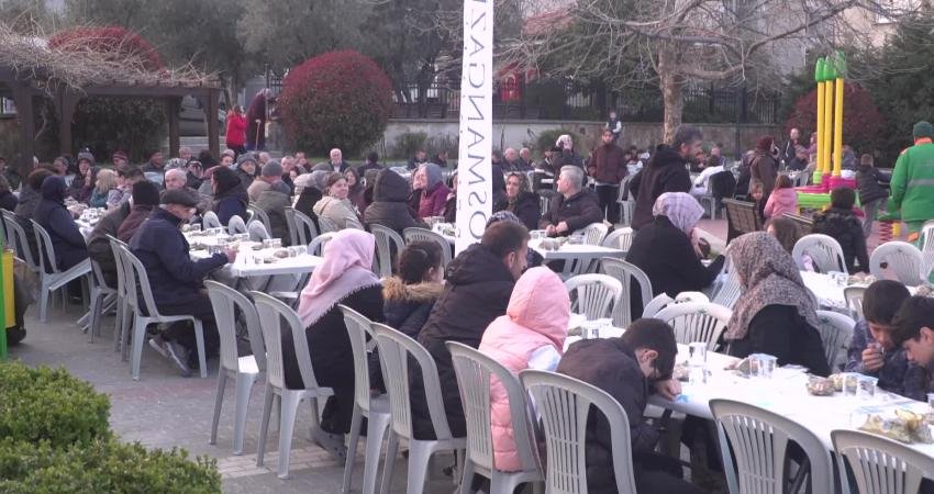 Osmangazi Belediyesi, ramazan bereketini Yenibağlar’da paylaştı Osmangazi Belediyesi’nin ramazan ayı boyunca mahalle mahalle kurduğu iftar sofraları,