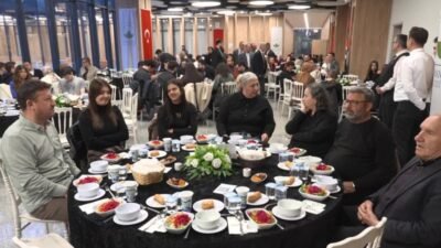 Osmangazi Belediyesi, üniversitelerin gençlik kulübü başkanlarını Osmangazi Gösteri Merkezi’nde düzenlenen