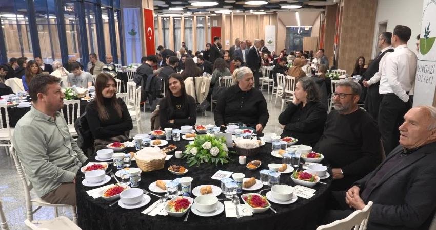 Osmangazi Belediyesi, üniversite gençlik kulüp başkanlarını bir araya getirdi Osmangazi Belediyesi, üniversitelerin gençlik kulübü başkanlarını Osmangazi Gösteri Merkezi’nde düzenlenen