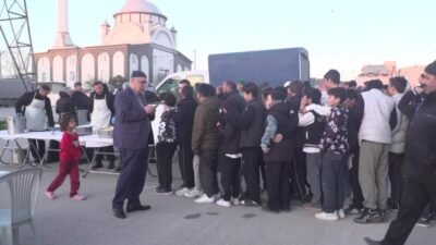 Osmangazi Belediyesi’nin Geçit Mahallesi’nde kurduğu iftar sofrasında buluşan vatandaşlar ramazanın