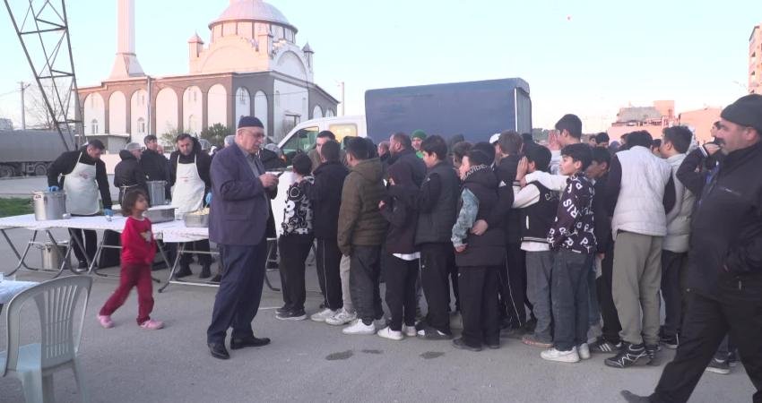 Osmangazi Belediyesi’nin Geçit Mahallesi’nde kurduğu iftar sofrasında buluşan vatandaşlar ramazanın