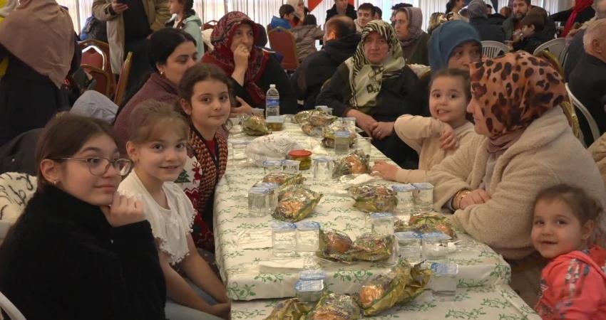 Osmangazi Belediye Başkanı Aydın, Demirtaş Mahallesi’nde kurulan iftar sofrasında vatandaşlarla buluştu Osmangazi Belediye Başkanı Erkan Aydın, Demirtaş Mahallesi’nde kurulan iftar sofrasında