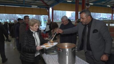 Osmangazi Belediyesi’nin Hamitler Mahallesi’nde kurduğu iftar sofrasında, yüzlerce vatandaş bir