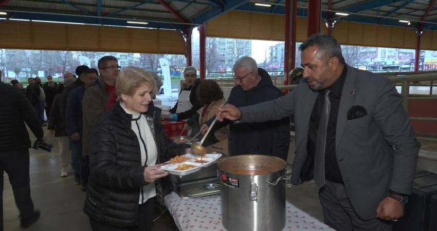 Osmangazi’de iftar sofrası, Hamitler Mahallesi’nde kuruldu Osmangazi Belediyesi’nin Hamitler Mahallesi’nde kurduğu iftar sofrasında, yüzlerce vatandaş bir