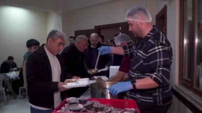 Osmangazi Belediye Başkanı Erkan Aydın, Emek Mahallesi sakinleriyle iftarda bir